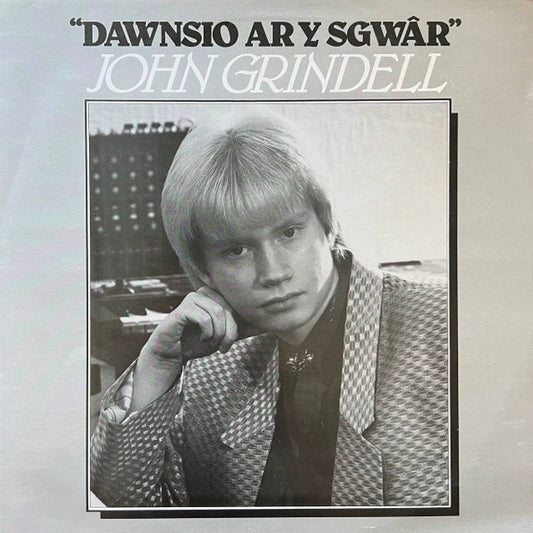 Dawnsio Ar Y Sgwâr